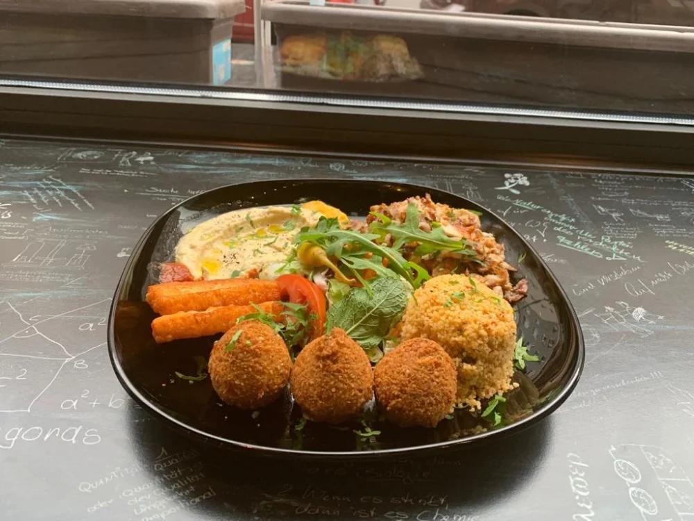 Falafel-Teller mit Hummus, Salat und Couscous bei Esra Falafel